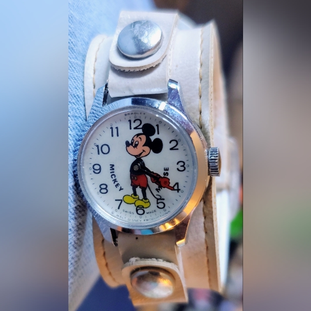 Vintage Disney Mickey Mouse Watch - Cream and Chrome.